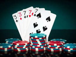 Antarmuka aplikasi mobile apikbet88 menampilkan permainan slot dan opsi navigasi